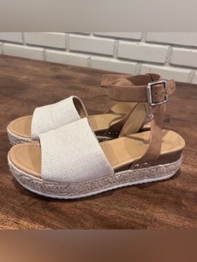 SODA brand Platform Women's Beige Espadrille
Sandals, size 8.5